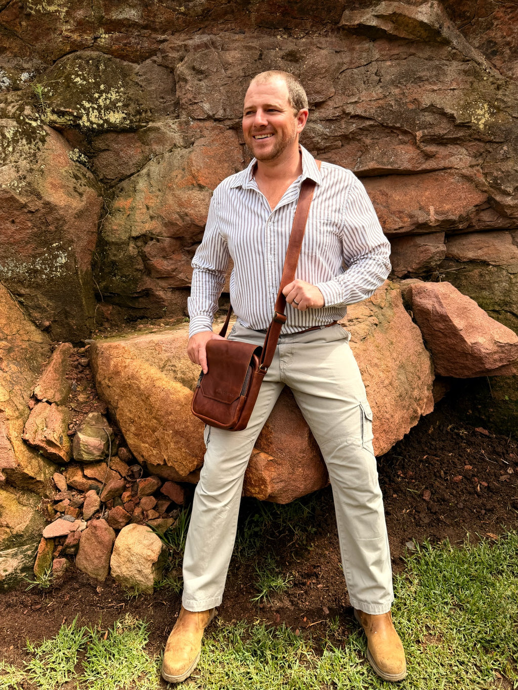 Jean Bag – Lifestyle Photo – Man Carrying Tobacco Leather Bag