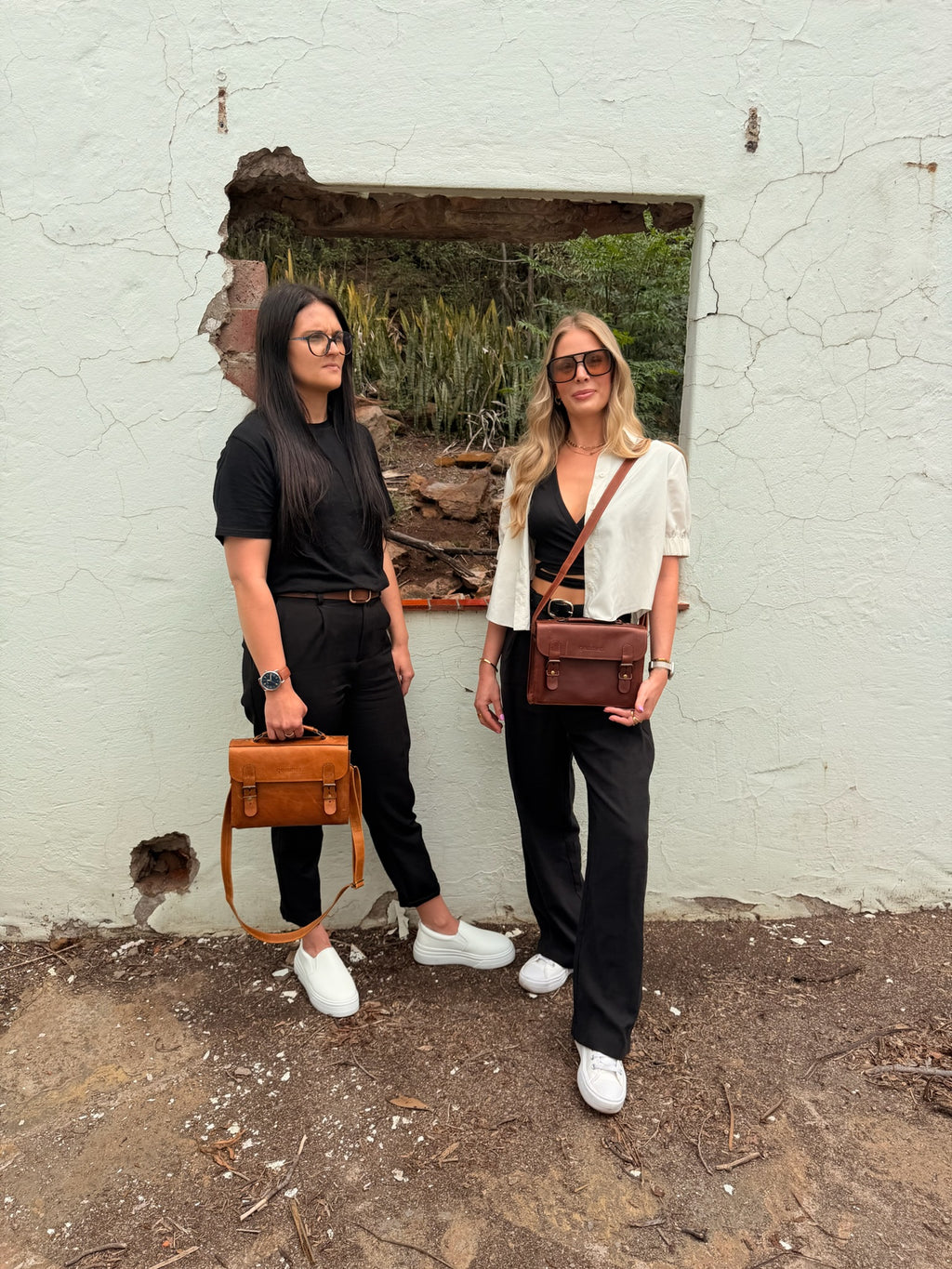 Marelize Bag – Lifestyle Photo – Ladies Carrying Toffee and Tobacco Leather Bag